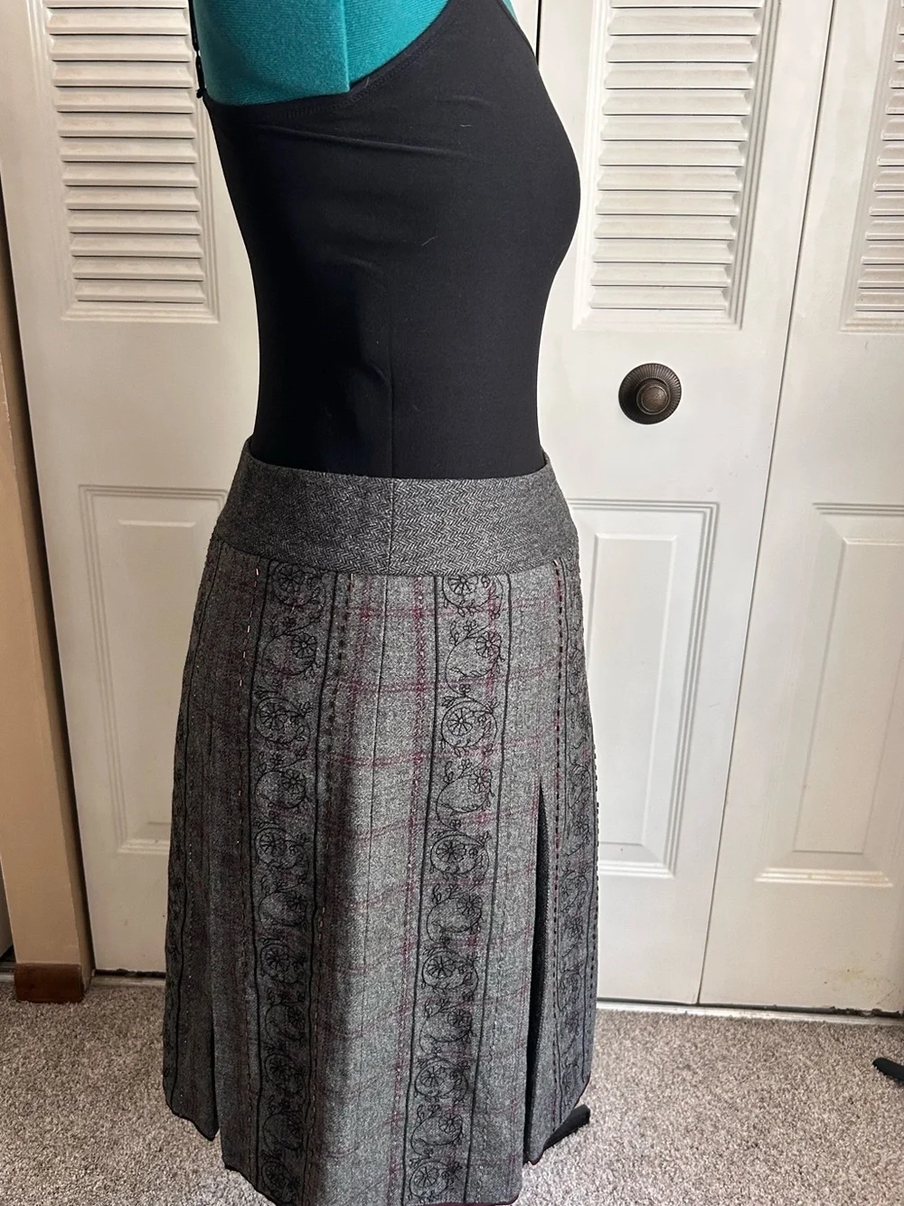 LOFT Ann Taylor Wool Blend Plaid Pleated Midi Skirt Gray Embroidered Size 14 - Picture 2 of 9